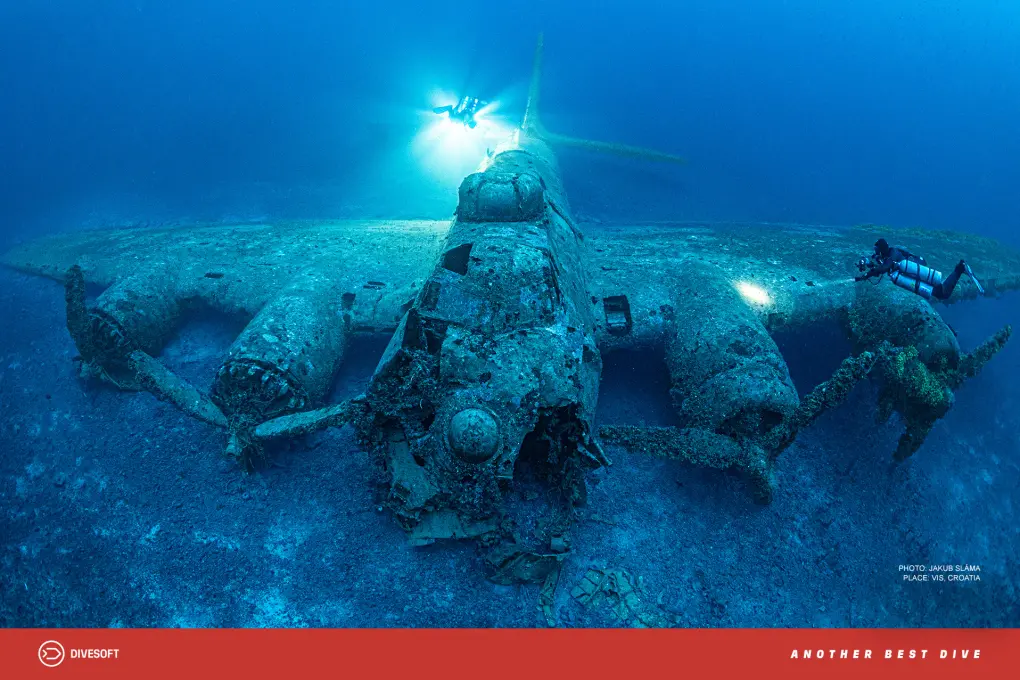 Divers with CCR (Closed Circuit Rebreather) at an airplane wreck