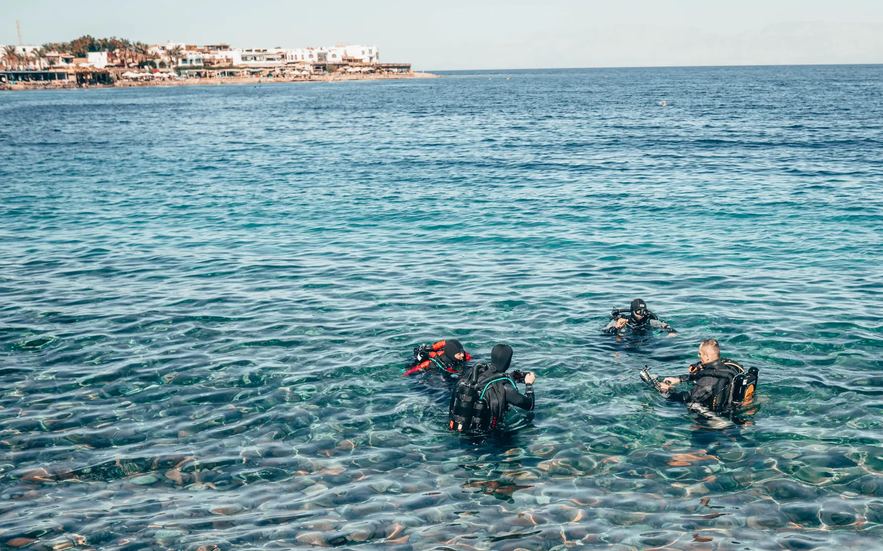 Open-circuit scuba and rebreathers manage breathing gas in different ways.