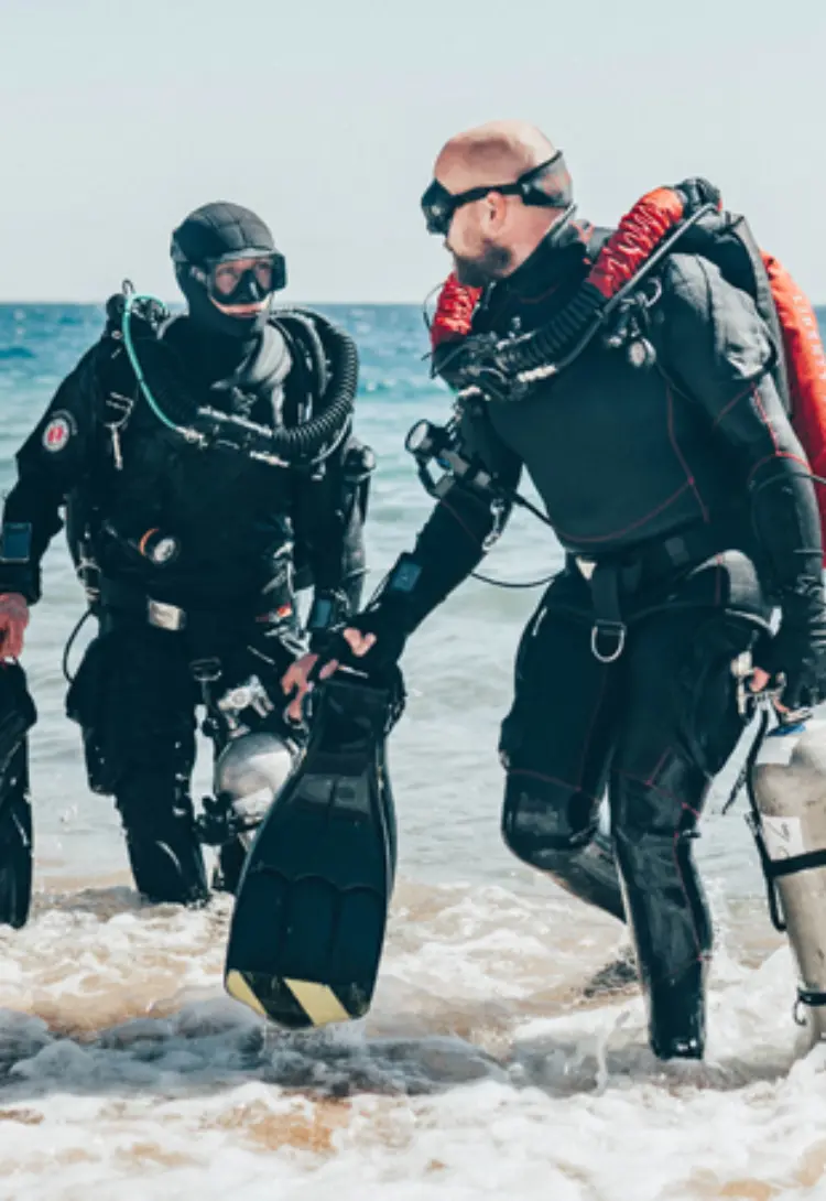 Rebreather divers